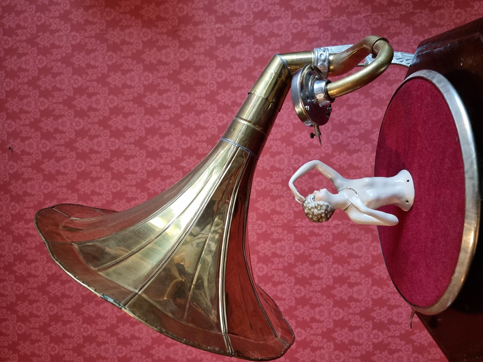 Gramophone horn and figurine
