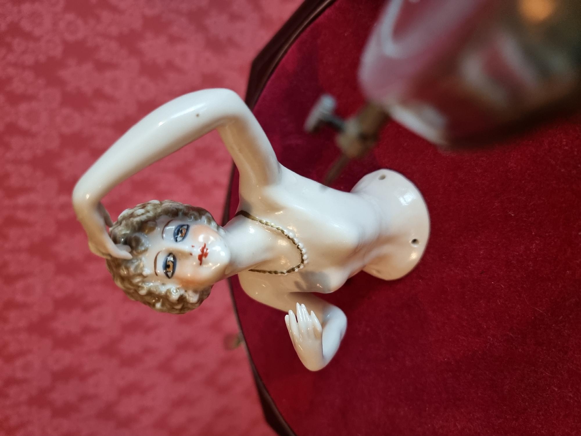 Figurine with gramophone pickup