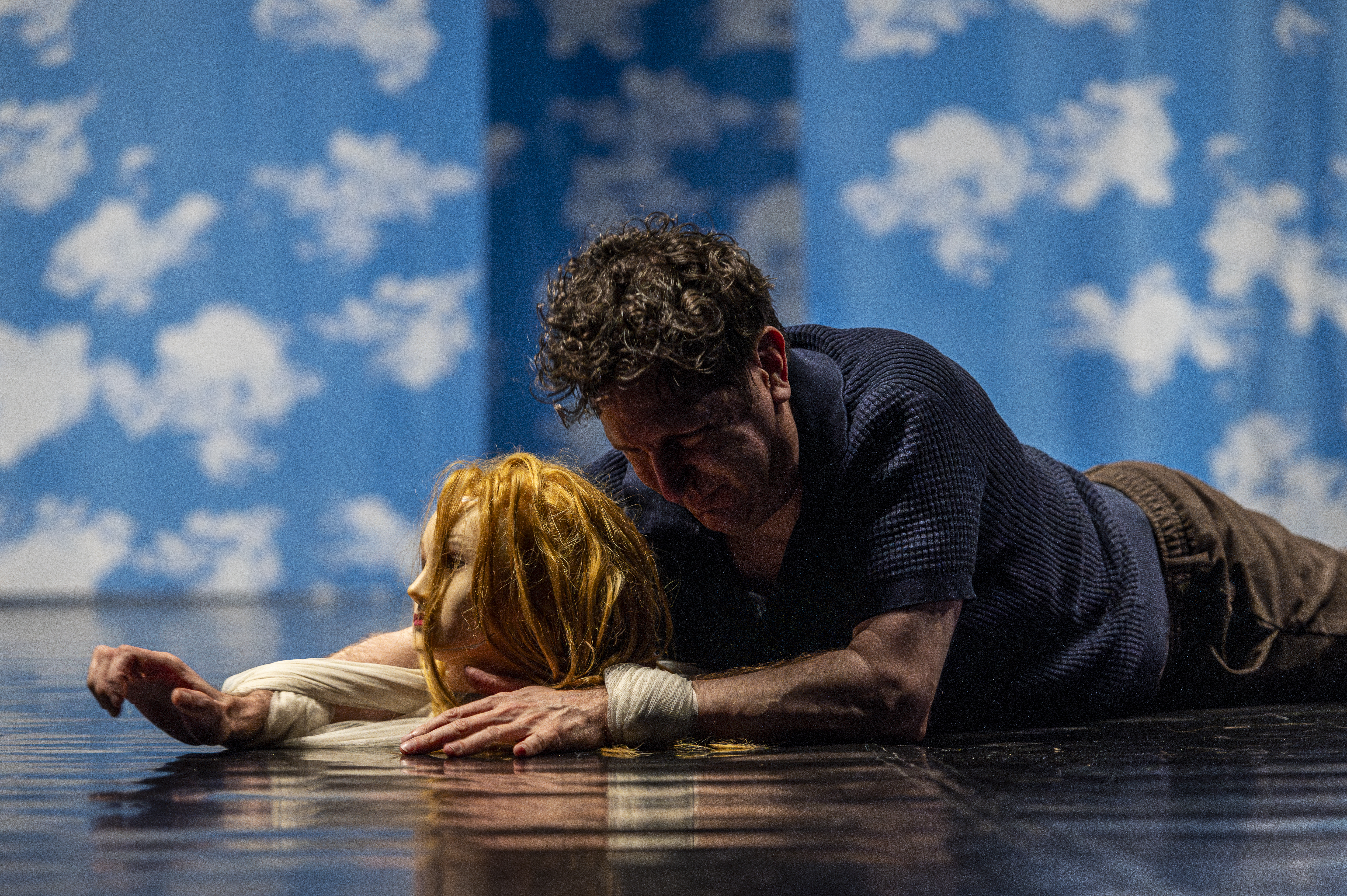 Ceci n’est pas un couple – performer with doll